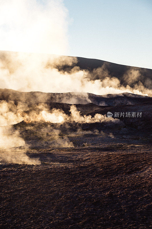 风景秀丽的日出Sol de Mañana地热地区在Altiplano，玻利维亚